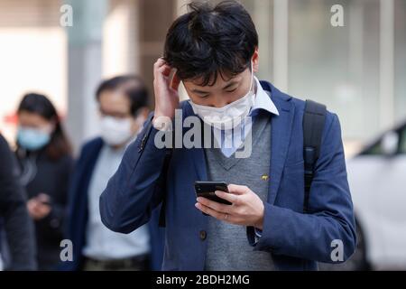 Tokio, Japan. April 2020. Fußgänger tragen Gesichtsmasken als präventive Maßnahme beim Ausbruch des Coronavirus in Tokio. Allein am Mittwoch bestätigte die Tokioter Metropolitanregierung eine Bilanz von 144 neuen COVID-19-Fällen in Tokio. Credit: Rodrigo Reyes Marin/ZUMA Wire/Alamy Live News Stockfoto