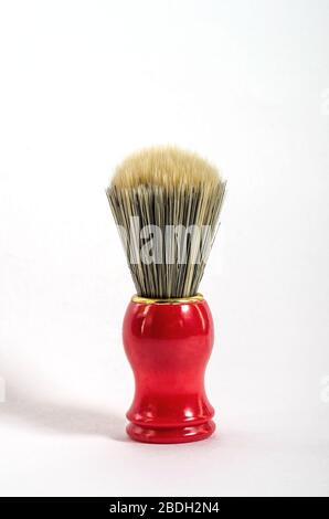 Rote Rasierbürste isoliert auf weißem Hintergrund. Herrenzubehör. Für Katalog und Website. Stockfoto