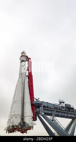Moskau, Russland, 3. April 2020: Maßstabsgetreue Reproduktion der Vostok 1-Rakete, die Yuri Gagarin beim ersten Weltraumflug im All-Russia Exhibition Centre verwendete Stockfoto