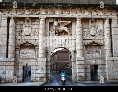 Kopnena vrata oder Porta terraferma. Das Landtor zur Altstadt. Renaissance-Stil mit dem venezianischen geflügelten Löwen über seinem Bogen, Zadar, Kroatien Stockfoto