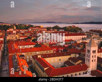 Luftpanoramic Blick auf UNESCO Zadar mit Adria im Hintergrund während des schönen Sonnenuntergangs, Kroatien Stockfoto