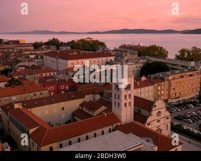 Luftpanoramic Blick auf UNESCO Zadar mit Adria im Hintergrund während des schönen Sonnenuntergangs, Kroatien Stockfoto