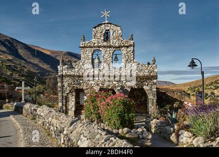 Steinkapelle, die unserer Lieben Frau von Coromoto vom Schöpfer Juan Felix Sanchez gewidmet ist, er und seine Frau Epifania sind hier begraben, San Rafael de Mucuchies Stockfoto