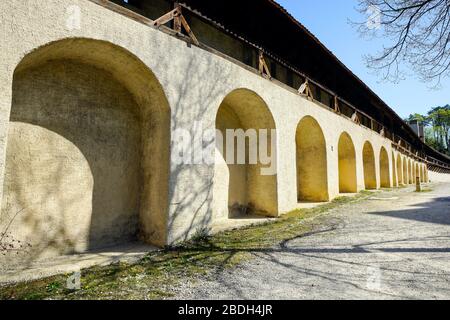 Alte mittelalterliche Verteidigungsmauer am Letziplatz in Basel, Schweiz. Stockfoto