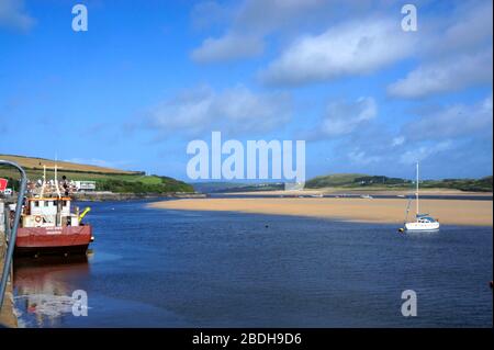 Trawler auf dem Fluss Camel in Padstow mit Blick auf Daymer Bay, North Cornwall. Stockfoto