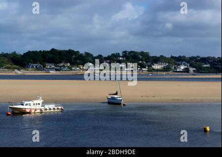 Blick über den Fluss Camel auf Rock von Padstow, North Cornwall. Stockfoto