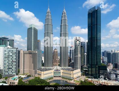 Petronas Twin Towers und Skyline in der Innenstadt mit KLCC Park im Vordergrund, Kuala Lumpur, Malaysia Stockfoto