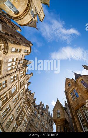 Blick auf die Mietshäuser in der Cockburn Street in der Altstadt von Edinburgh, Schottland, Großbritannien Stockfoto