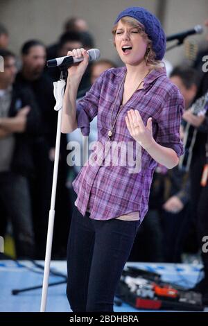 Taylor Swift tritt am 26. Oktober 2010 auf der "Today Show" von NBC im Rockefeller Center in New York City auf. Kredit: Scott Weiner/MediaPunch Stockfoto