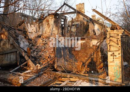 Verbrannte altes verlassene Haus während des Sonnenuntergangs Stockfoto