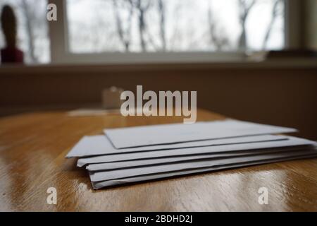 Stapel von Umschlägen auf dem Tisch Stockfoto