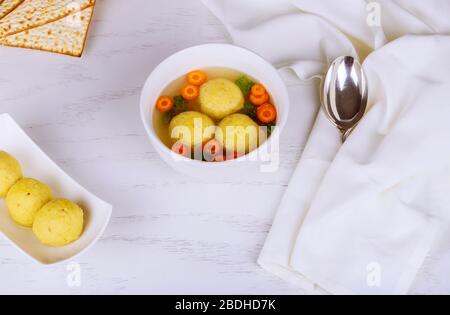 Jüdische traditionelle Küche Matzoh-Ball in einer Schüssel mit Suppe hausgemacht Stockfoto