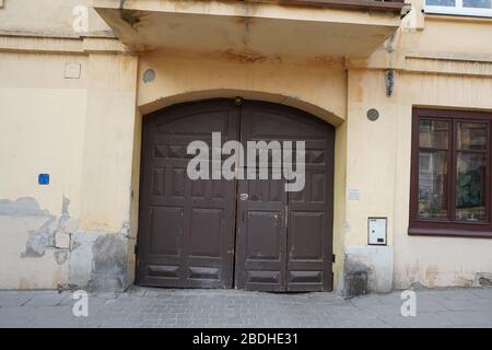 Altes Holztor in der Altstadt. Balkon oben. Stockfoto