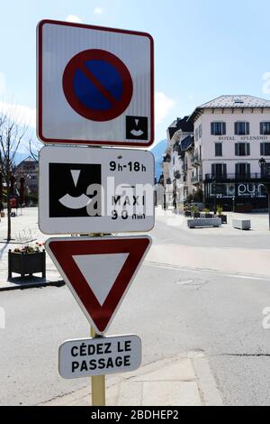 Panneau de signalisation routière : stationnement avec disque obligatoire de 9h ˆ 18h. Maximal 90 Min. Cédez le Passage. Saint-Gervais-les-Bains. Stockfoto