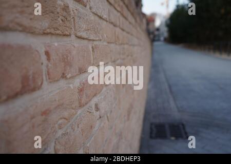 Zaun aus alten Ziegeln Stockfoto