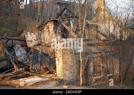 Altes verlassene Haus nach dem Feuer verlassen zu verschlechtern Stockfoto