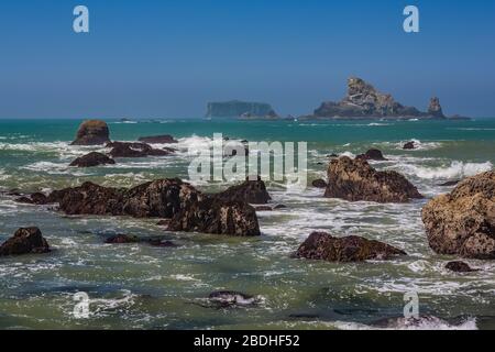 Seascape mit vorgelagerten Felsen und Meeresstacks am Rialto Beach im Olympic National Park, Washington State, USA Stockfoto