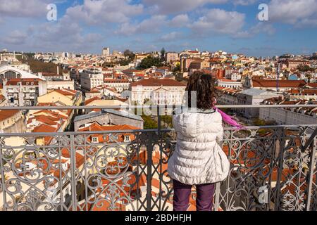 Lissabon, Portugal - 2. März 2020: Frau, die den Blick vom Elevador de Santa Justa betrachtet. Stockfoto