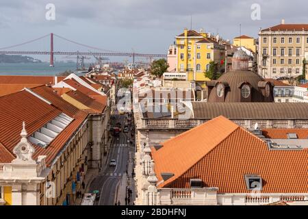 Lissabon, Portugal - 2. März 2020: Skyline von Lissabon vom Gipfel des Arco da Rua Augusta. 25 de Abril Brücke in der Ferne. Stockfoto