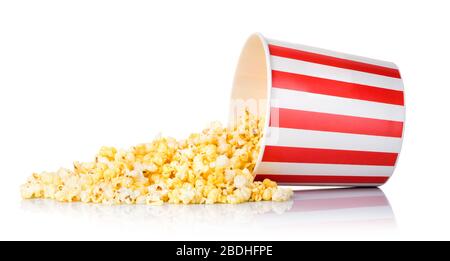 Zerstreut Popcorn aus Papier gestreiften Löffel auf weißem Hintergrund Stockfoto