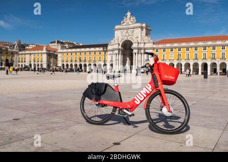 Lissabon, Portugal - 8. März 2020: Sprung-Elektrobike bereit für die Vermietung in Praca do Comercio Stockfoto