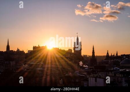 Sonnenuntergang über dem Stadtbild von Edinburgh, Schottland Stockfoto