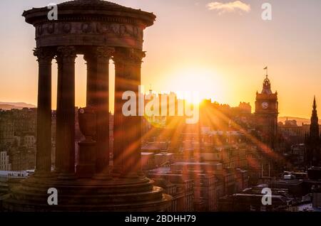 Sonnenuntergang über dem Stadtbild von Edinburgh, Schottland Stockfoto
