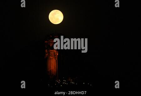 Bhaktapur, Nepal. April 2020. Die weltweit größte Statue von Lord Shiva, die während des 'Super Pink Moon' aus Bhaktapur, Nepal (Foto von Dipendra Dhungana/Pacific Press) gegen den Vollmond abgebildet wurde Credit: Pacific Press Agency/Alamy Live News Stockfoto