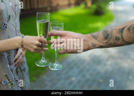 Ein Glas Champagner in der Hand einer Nahaufnahme. Stockfoto