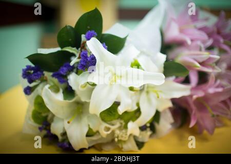 Wunderschöner Blumenstrauß mit rosa und weißen Liliensteinen. Stockfoto