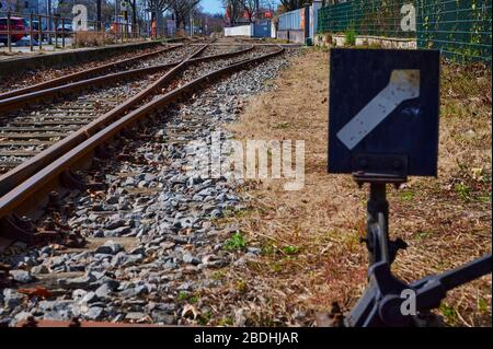 Berlin, Deutschland - 4. April 2020: Bahngleise für Güterzüge in einem Gewerbegebiet in Berlin, Deutschland. Die Blinkleuchte auf dem Stockfoto