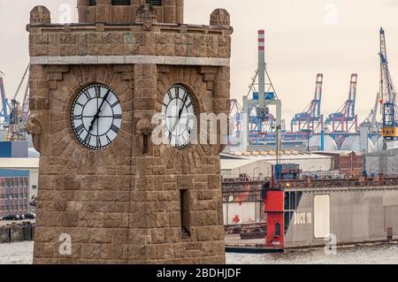 Die Landungsbrücken und der Hamburger Hafen Stockfoto