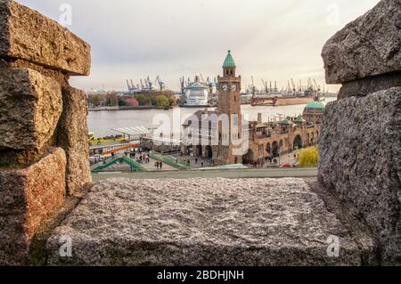 Die Landungsbrücken und der Hamburger Hafen Stockfoto