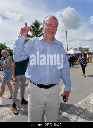 HOMESTEAD, FLORIDA - 27. JUNI: Der demokratische Präsidentschaftskandidat Levi Sanders steht auf einer Leiter, während er in die Einrichtung schaut, in der Migrantenkinder vor einem Haftlager festgehalten werden. Die umstrittene gemeinnützige Haftanstalt hält rund 2.300 Kinder im Alter von 13 bis 17 Jahren, die nach der Inhaftierung an der Grenze am 27. Juni 2019 in die Obhut des Gesundheitsministeriums und des Gesundheitswesens gestellt wurden.am 26. Juni 2019 in Homestead Florida People: Levi Sanders Stockfoto