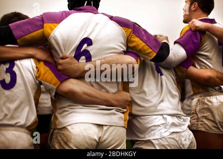 Rugbyspieler, die sich darauf vorbereiten, in einen Schrott zu gehen. Stockfoto