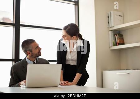 Mann und Frau diskutieren. Stockfoto