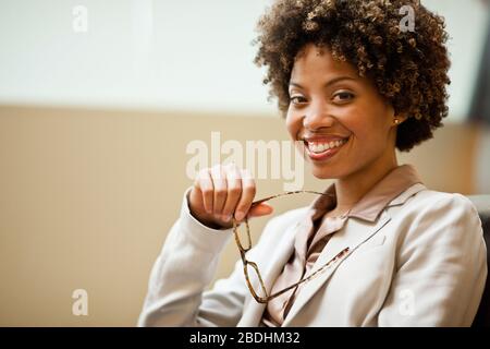 Porträt der Geschäftsfrau sitzend und lächelnd. Stockfoto