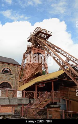 Rhondda Valley, Wales - August 2017: Ein Boxenkopf-Rad und ein Wickelgetriebe der alten Lewis Merthyr-Kolonie, die heute der Rhondda Heritage Park ist Stockfoto