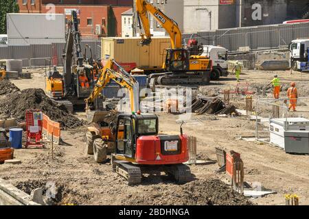 PONTYPRIDD, WALES - JUNI 2018: Bagger arbeiten auf dem Gelände eines großen neuen Bürobaus im Stadtzentrum von Pontypridd Stockfoto