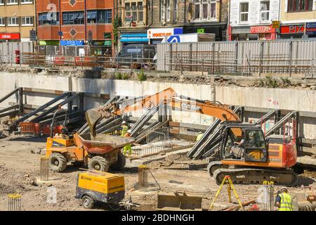 PONTYPRIDD, WALES - JUNI 2018: Bagger arbeiten auf dem Gelände eines großen neuen Bürobaus im Stadtzentrum von Pontypridd Stockfoto