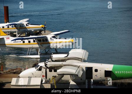 Vancouver, Kanada - August 2012: Schwimmerflugzeuge, die am Hafenterminal in Vancouver festgemacht wurden, warten auf Passagiere Stockfoto