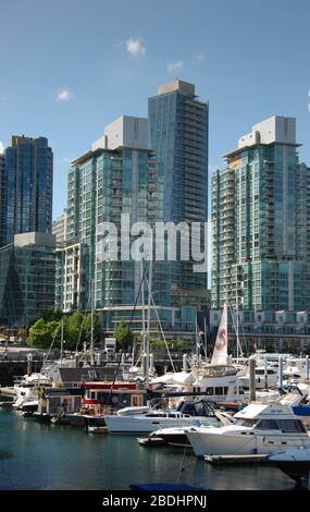 Vancouver, Kanada - September 2012: Boote im Hafen von Vancouver mit Wohnblöcken am Wasser im Hintergrund Stockfoto