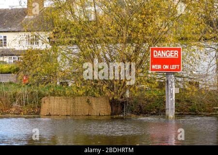 THEMSE, WINDSOR, ENGLAND - NOVEMBER 2018: Größeres Schild "Danger" auf der Themse in der Nähe von Windsor. Stockfoto