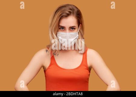 Frau trägt weiße Schutzmaske gegen Virus Stockfoto