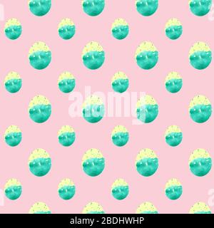 Smaragd mit gelbem Top Osterei Nahtloses Muster. Hand Zeichnung Aquarell Skizze auf rosa Hintergrund. Farbenfrohe Illustration. Bild kann in Grußkarten, Plakaten, Flyern, Bannern, Logo, weiterem Design etc. Verwendet werden Stockfoto