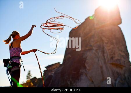 Kletterer Vorbereitung Seil zum Klettern. Stockfoto