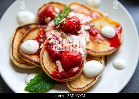 Gesunde Pfannkuchen aus Joghurt und Erdbeermarmelade. Einfaches, perfektes Frühstück Stockfoto