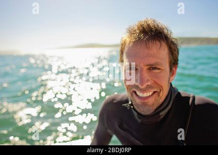 Porträt einer Surfer im Wasser. Stockfoto