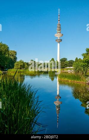 Der Hamburger Fernsehturm und Planten un Blomen Stockfoto