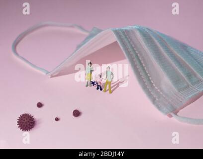 Bleiben Sie während der Coronavirus Epidemie zu Hause. Familie, die in Selbstquarantäne zu Hause bleibt und vor Viren schützt. Konzept des Coronavirus Outbreak. Stockfoto